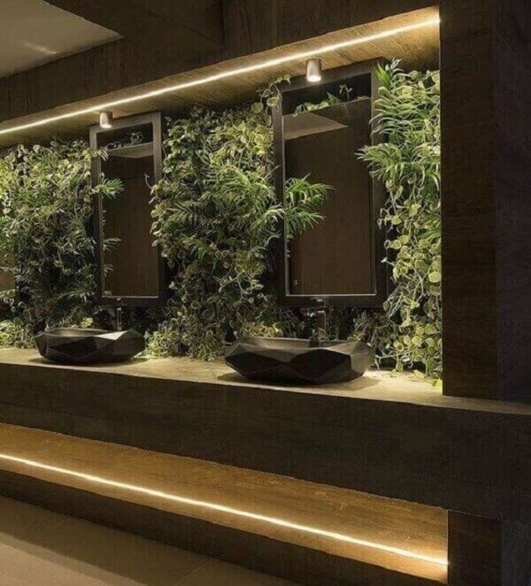 43. Complemente a decoração do seu banheiro incluindo jardim vertical artificial na bancada. Fonte: Interior Design