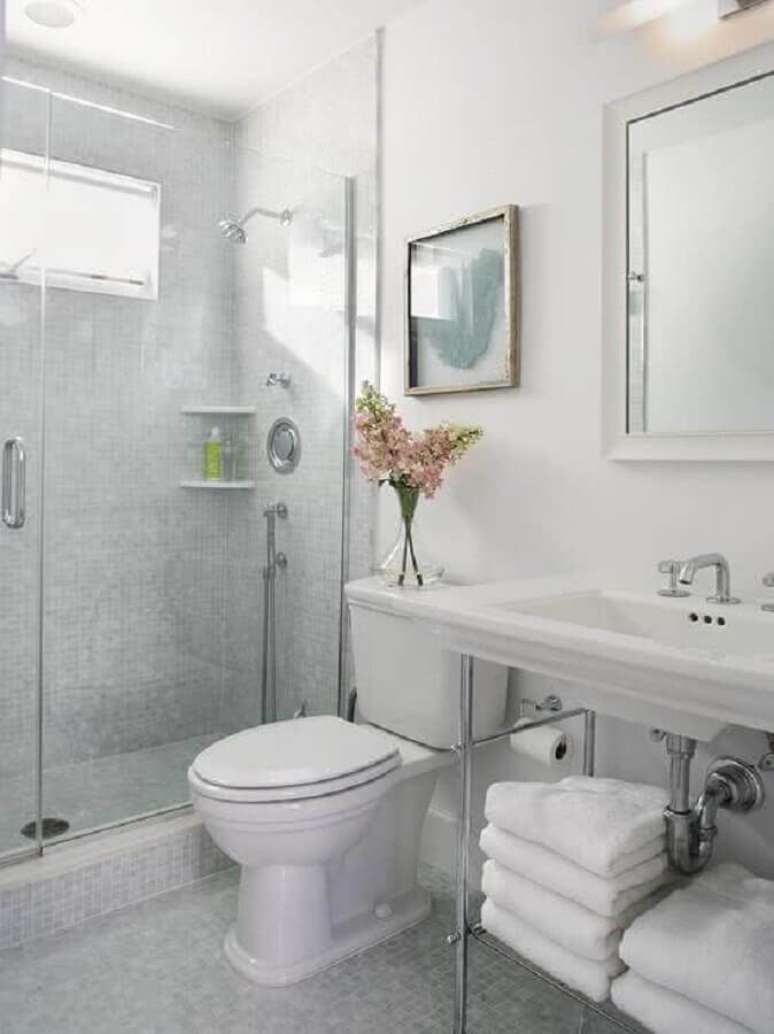 25. Revestimento cinza para banheiro todo branco com decoração estilo vintage – Foto: HappyModern