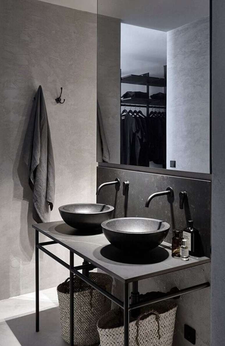 33. Decoração contemporânea para banheiro cinza com duas cubas e paredes de cimento queimado – Foto: Simples Decoração