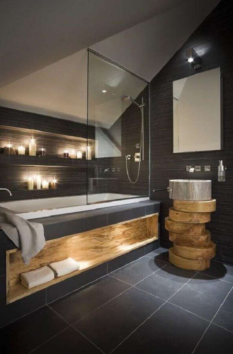 40. Decoração moderna para banheiro cinza com madeira e iluminação embutida em nicho – Foto: Artemis