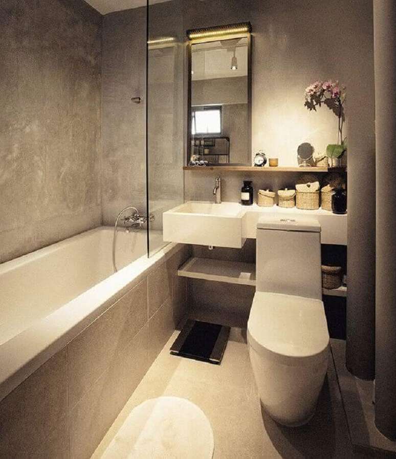 47. Banheiro cinza pequeno decorado com cimento queimado e bancada pequena – Foto: Wiser Usability