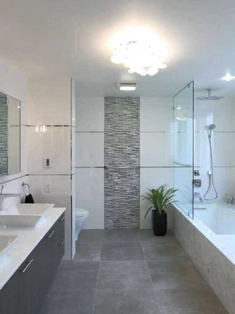 50. Banheiro cinza e branco com decoração simples – Foto: Webcomunica