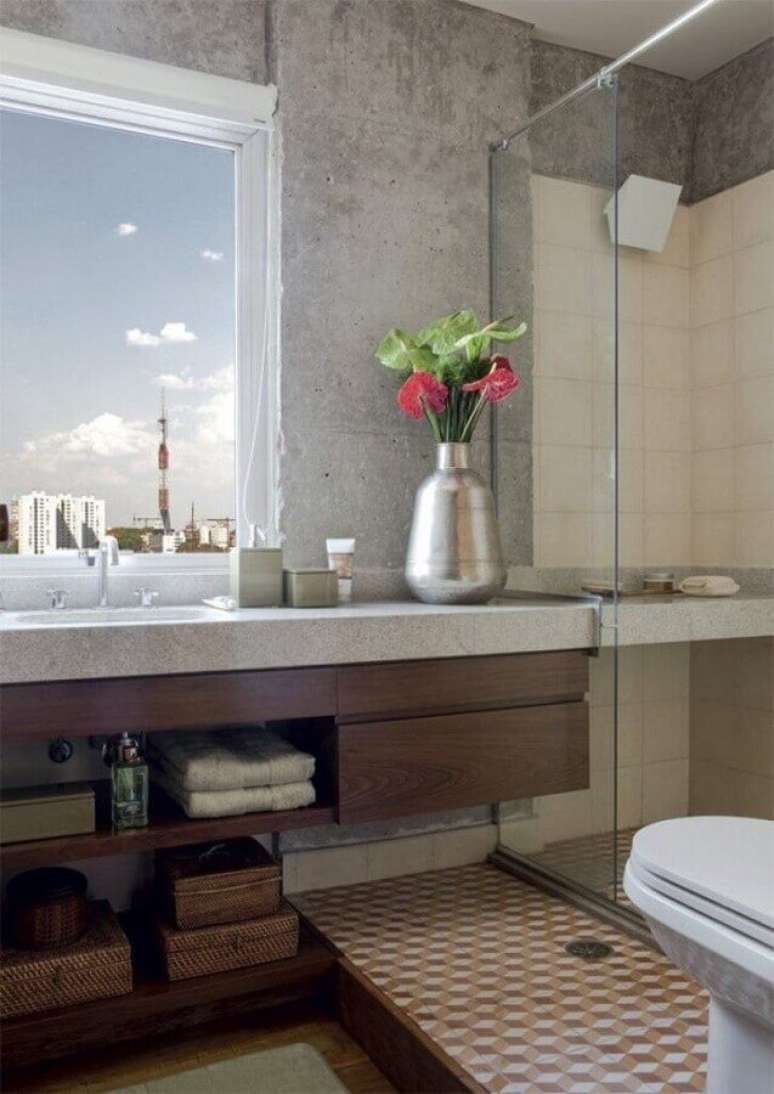 51. Decoração simples para banheiro cinza com madeira e janela ampla – Foto: Canal da Decoração