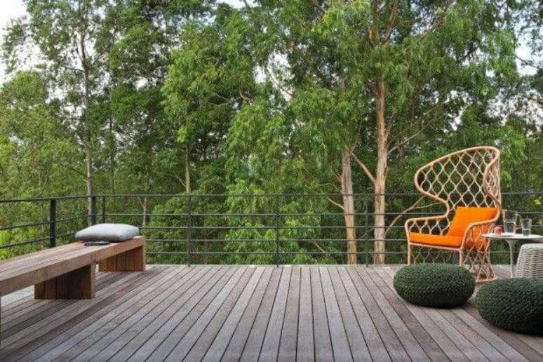43. Decoração de terraço com cadeira laranja e puff de crochê verde – Por: Revista VD