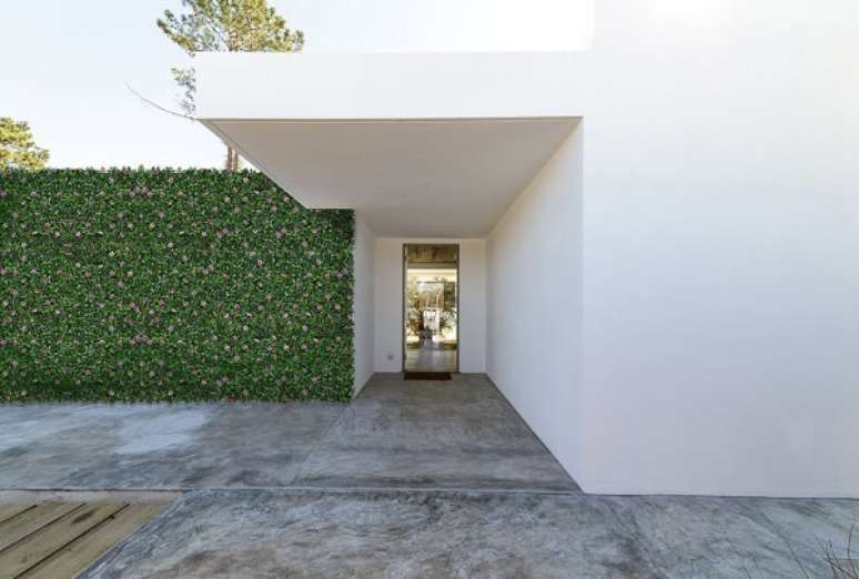 24. Fachada de casa decorada com jardim vertical com plantas artificiais. Fonte Zensa Design