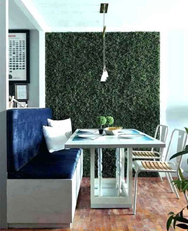 27. Varanda compacta com parede revestida com jardim vertical artificial. Fonte: Pinterest