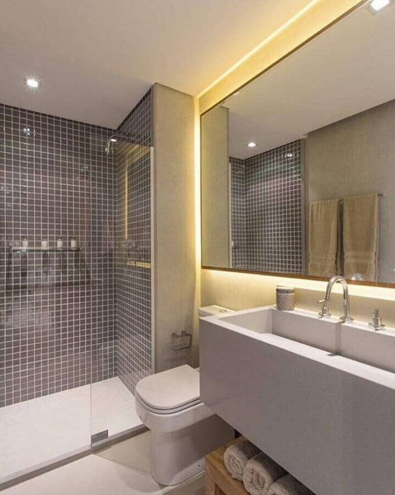 54. Decoração clean com revestimento cinza para banheiro com iluminação embutida – Foto: Sesso & Dalanezi Arquitetura