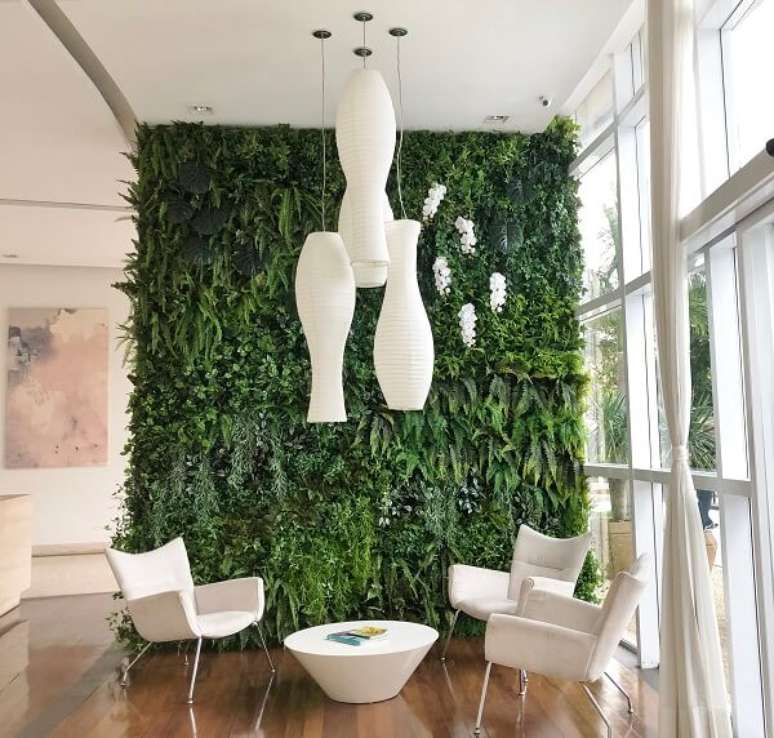 55. A parede revestida com jardim vertical artificial trouxe cor ao ambiente. Fonte: Art Lilac