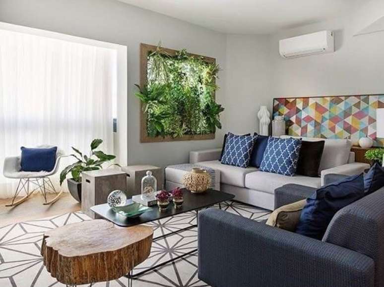 29. Inclua na decoração da sua sala de estar um painel com jardim vertical artificial. Fonte: Artcom Móveis Planejados
