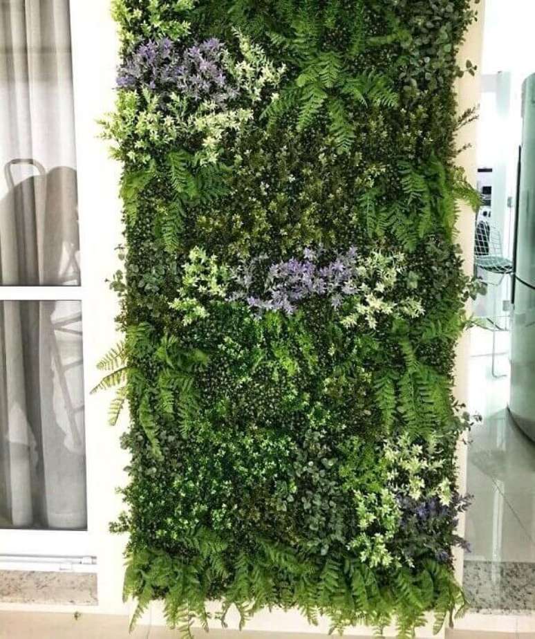 31. Jardim vertical artificial com flores fixada na varanda. Fonte: Pinterest