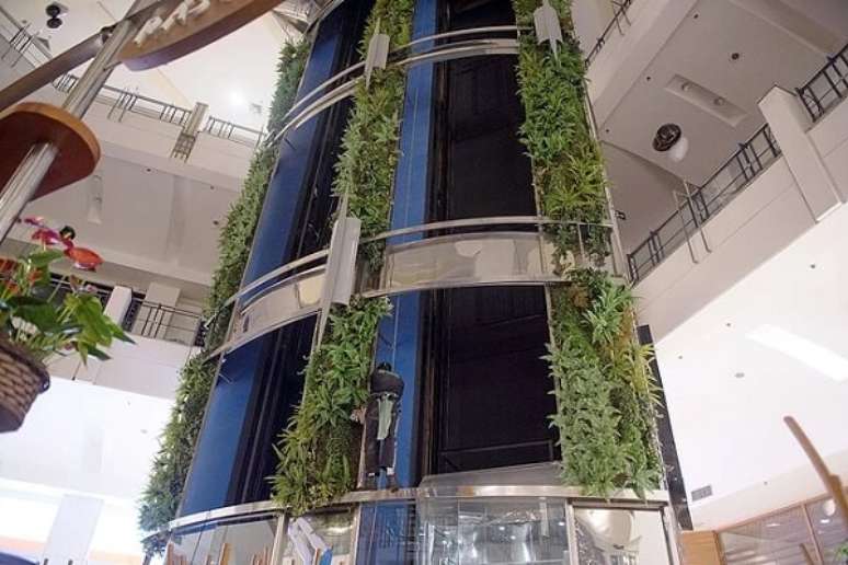 32. Jardim vertical artificial decora parte da estrutura do shopping. Fonte: Pinterest