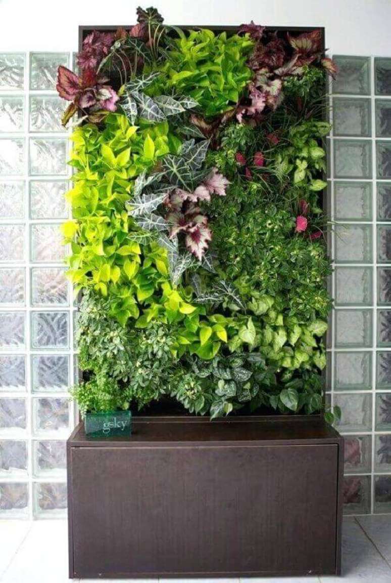 34. Jardim vertical artificial com flores. Fonte: Pinterest
