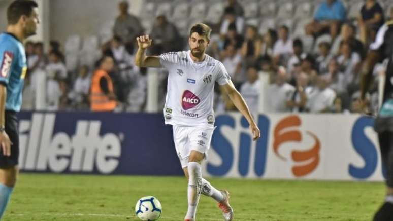 Jogador, contratado como zagueiro, tem atuado na lateral-esquerda e somado bons números (Foto: Ivan Storti/Santos)