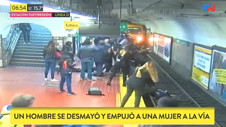 Um homem que aguardava o metrô na linha D da capital argentina na estação Pueyrredón desmaiou e, com a queda, derrubou uma mulher que estava à sua frente nos trilhos momentos antes da passagem do trem.