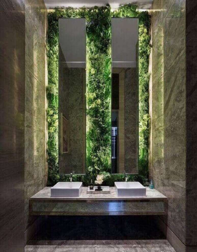 38. O jardim vertical artificial traz elegância e sofisticação ao banheiro. Fonte: Pinterest