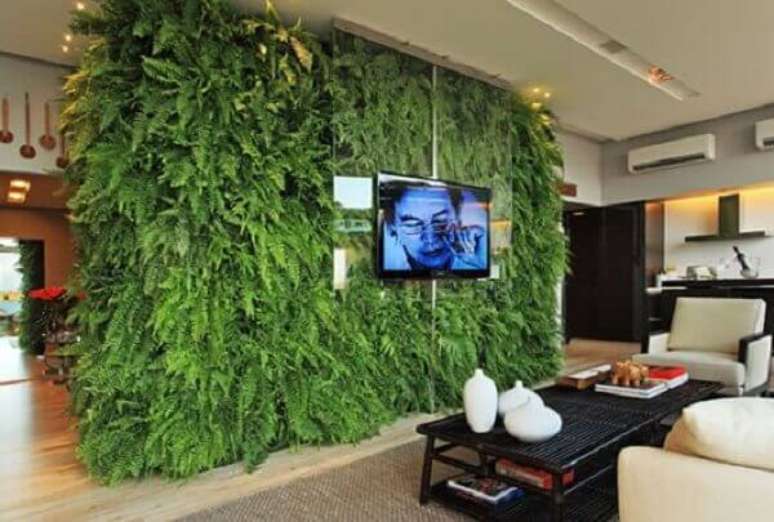 39. O jardim vertical artificial foi utilizado como painel de tv na sala de estar. Fonte: Pinterest