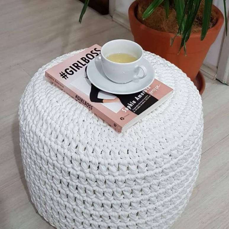 8. Use o puff de croch&ecirc; branco como apoio para sua sala ou quarto &ndash; Por: Last