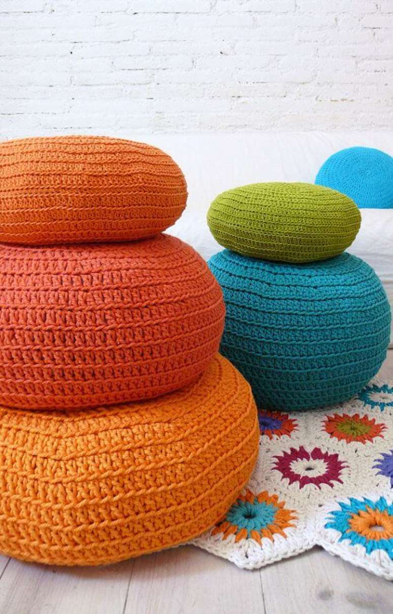 5. Aprenda como fazer puff de crochê colorido para sua casa – Por: Pinterest