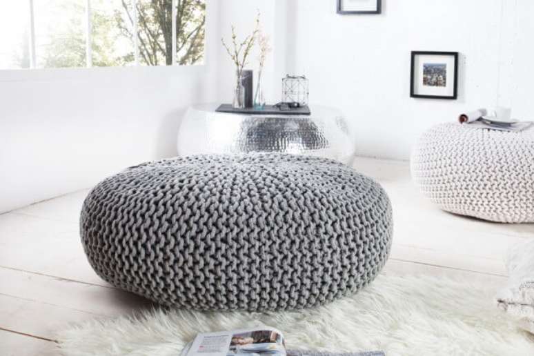 13. Puff de crochê cinza para decoração de casa – Por: Asset Project