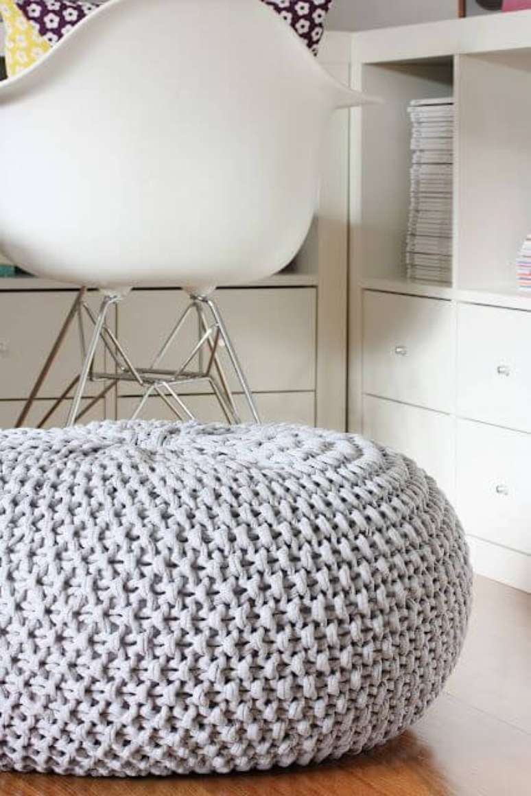 19. Use o puff de crochê, ou tricot, para decorar seu quarto – Por: Pinterest