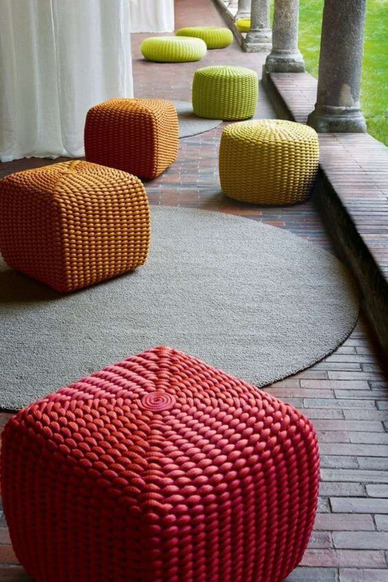 2. O puff de crochê quadrado é ótimo para usar na varanda e outros ambientes em casa – Por: Puff no Mix