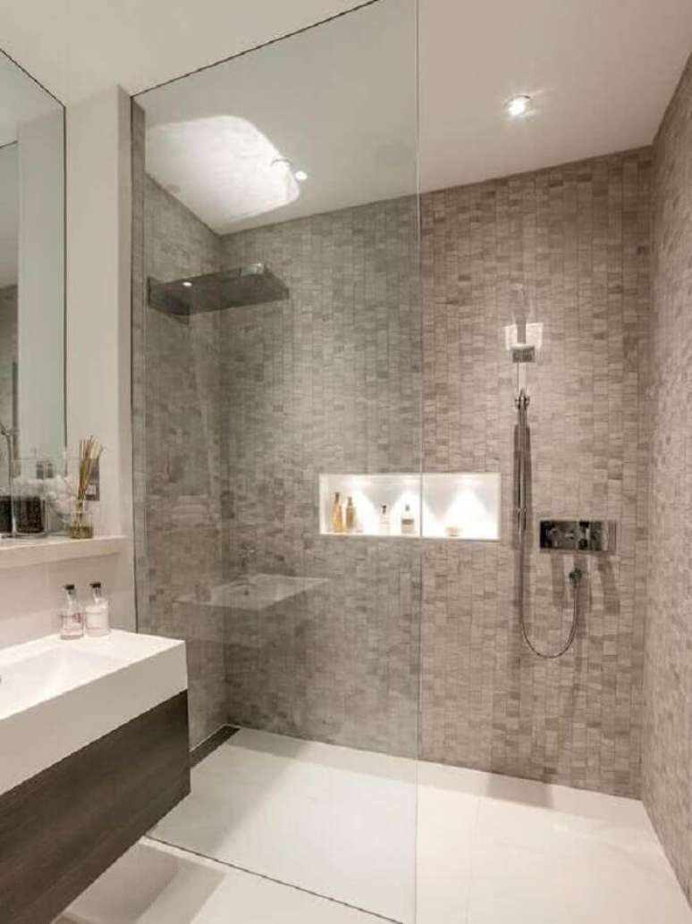 4. Decoração clean para banheiro cinza e branco com revestimento cinza apenas na parte do box – Foto: Pinosy