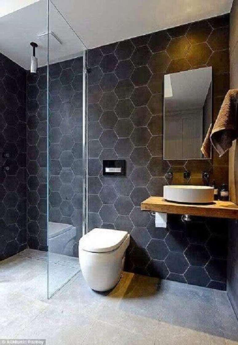 56. Invista em um revestimento cinza para banheiro que ganhe destaque na decoração – Foto: Yelp