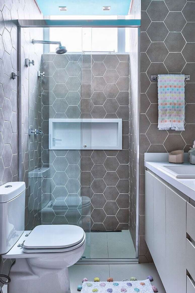 60. O revestimento cinza para banheiro em formato hexagonal dá um toque moderno na decoração – Foto: Casa de Valentina