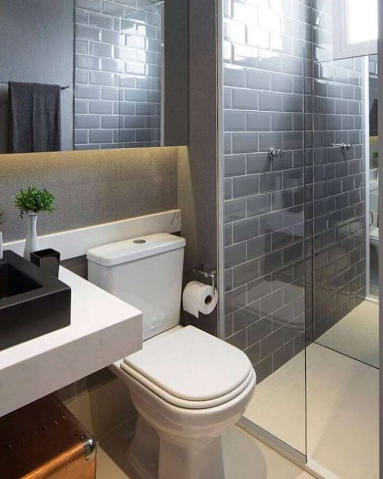 58. Revestimento cinza para banheiro pequeno com bancada branca – Foto: Sesso & Dalanezi Arquitetura