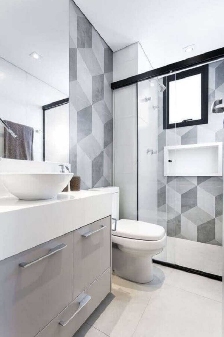 61. Decoração clean para banheiro cinza e branco com revestimento diferente – Foto: Casa de Valentina