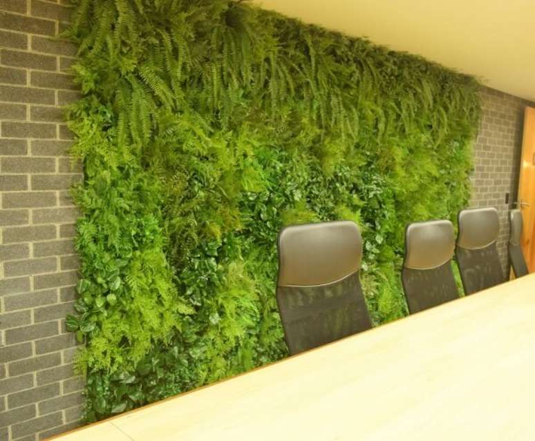 60. Deixe a sala de reunião mais aconchegante incluindo um jardim vertical artificial. Fonte: Pinterest