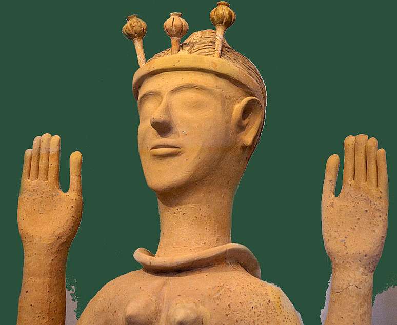 Escultura feminina descoberta na ilha de Creta, chamada de 'a deusa da papoula', devido aos ornamentos na cabe&ccedil;a &mdash; acredita-se se tratar de uma deusa minoica