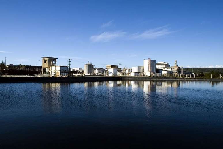 T&eacute;cnicos da Comiss&atilde;o Nacional de Energia Nuclear chegaram a recomendar o fechamento da mina de Cachoeira, em Caetit&eacute;, 'por risco de desabamento e contamina&ccedil;&atilde;o da &aacute;gua'