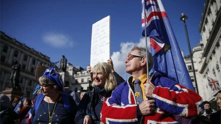 Milhares de britânicos saíram às ruas neste sábado para protestar a favor e contra o Brexit