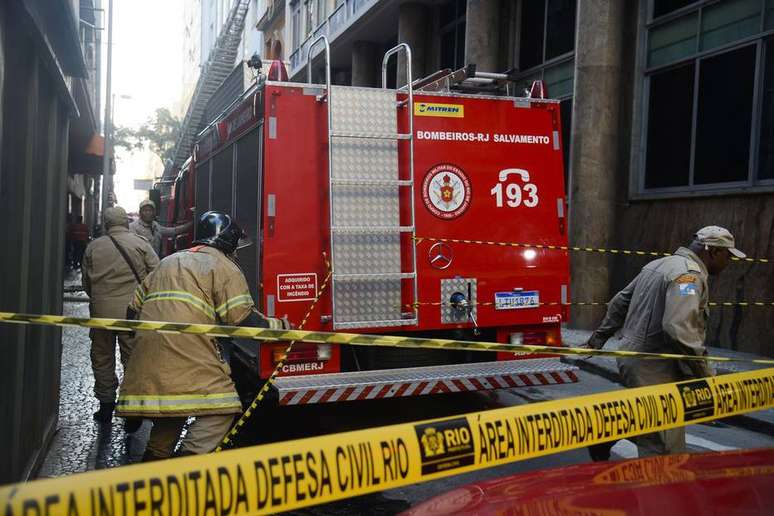 Bombeiros vítimas de incêndio no centro do Rio foram enterrados neste sábado