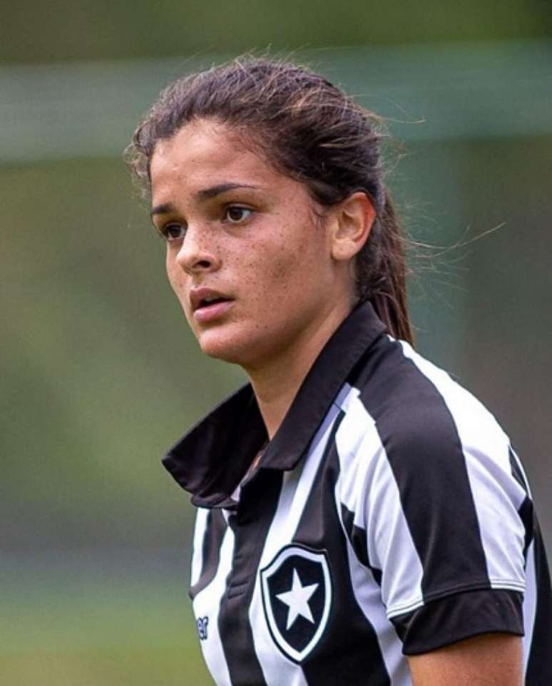 Heroína da classificação do Botafogo, Mari vira goleira por bullying