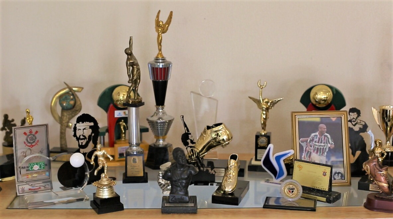 Na casa onde mora, Wladimir tem um lugar reservado na sala para alguns dos trof&eacute;us, que ganhou durante a carreira. No local, tamb&eacute;m h&aacute; tr&ecirc;s miniaturas de S&oacute;crates, o amigo e companheiro da Democracia Corinthiana.