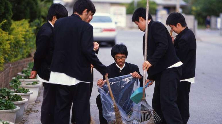 Nas escolas japonesas, a limpeza faz parte da rotina diária dos alunos