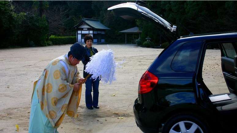 Muitos japoneses levam seu carro novo para um santuário para ser purificado