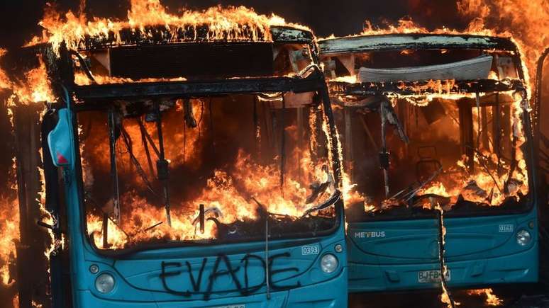 Os protestos causaram destruição em dezenas de estações de metrô, e vários ônibus foram incendiados