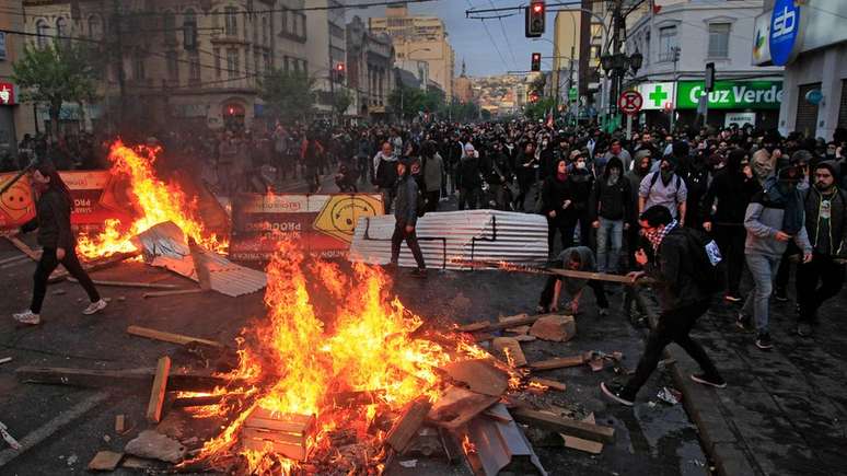 Os protestos de Santiago se espalharam para outras cidades chilenas, como Valparaíso
