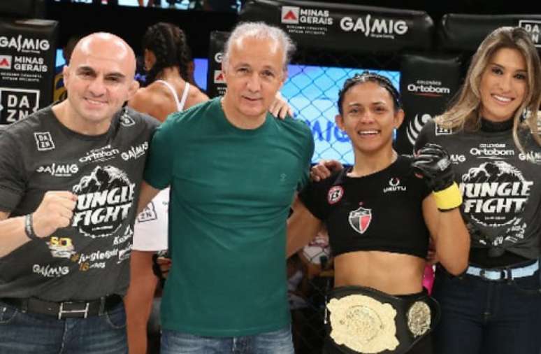 Natália Silva brilhou no Jungle Fight no DAZN 96 e conquistou o cinturão na noite de sábado (Foto: Rafael Lavô)