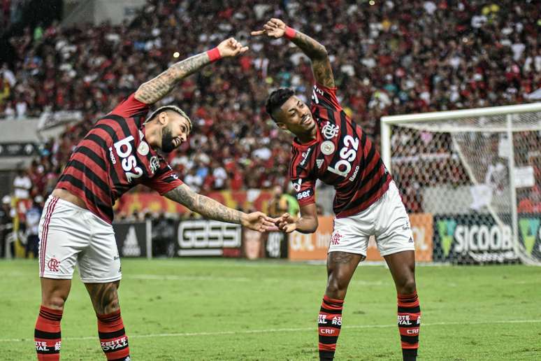 Gabigol e Bruno Henrique comemoram gol na partida entre Flamengo e Fluminene, válida pela 27ª rodada do Campeonato Brasileiro 2019, no Maracanã