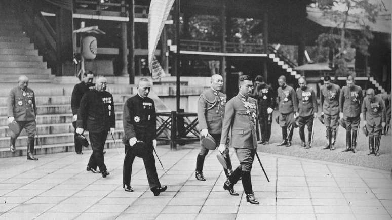 O imperador Hirohito em visita feita em 1935 ao santuário xintoísta Yasukuni (Tóquio), que honra soldados japoneses mortos em guerra