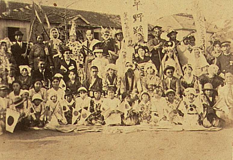 Escola japonesa na colônia Hirano, em Cafelândia (SP), em 1938; instituições transmitiam valores nipônicos aos filhos dos imigrantes