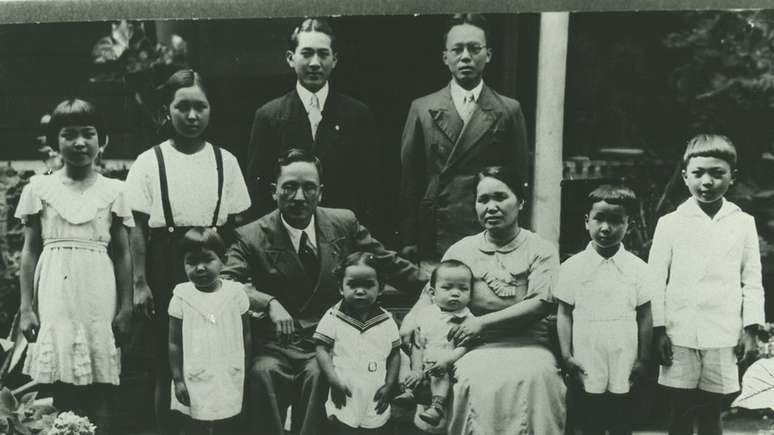 Imigrantes fizeram do Brasil o país com a maior população de origem japonesa fora do Japão; comunidade tem hoje cerca de 1,5 milhão de membros, como a família Senjiro Hatanaka, retratada em 1944