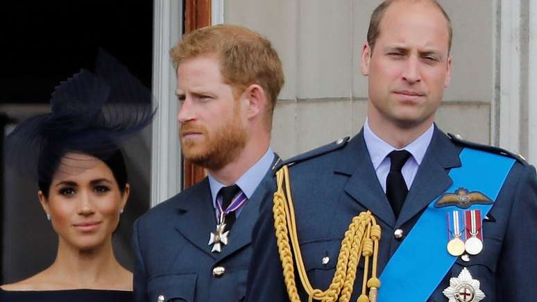 'Estamos certamente trilhando caminhos diferentes no momento, mas sempre o apoiarei', disse Harry sobre William (dir.)