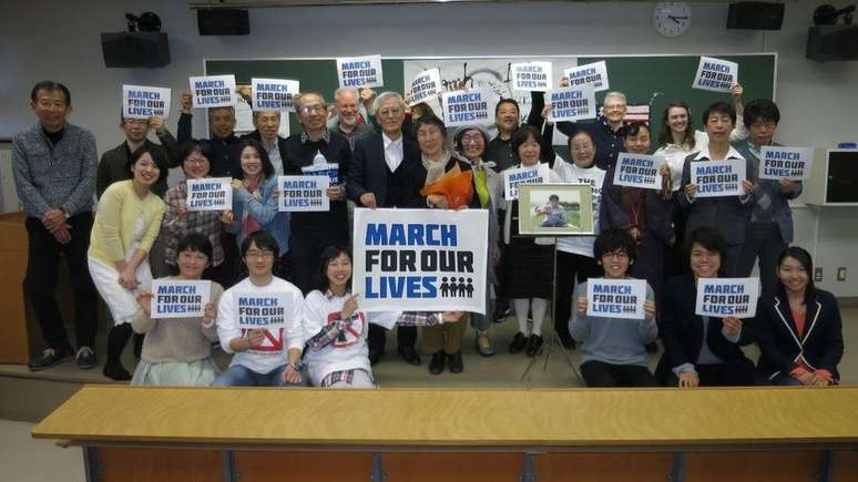 Masa e Mieko, ao centro, durante o protesto March For Our Lives, em 2018; casal permaneceu ativo no combate às armas