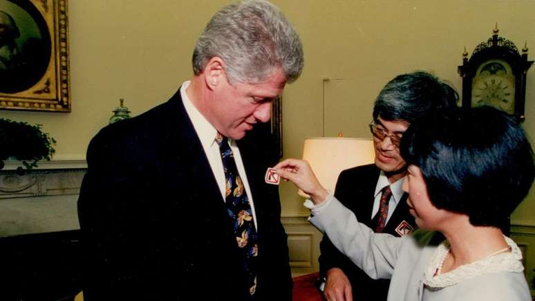 Masa e Mieko Hattori em encontro com Bill Clinton em 1993, pedindo mais controle na venda de armas nos EUA