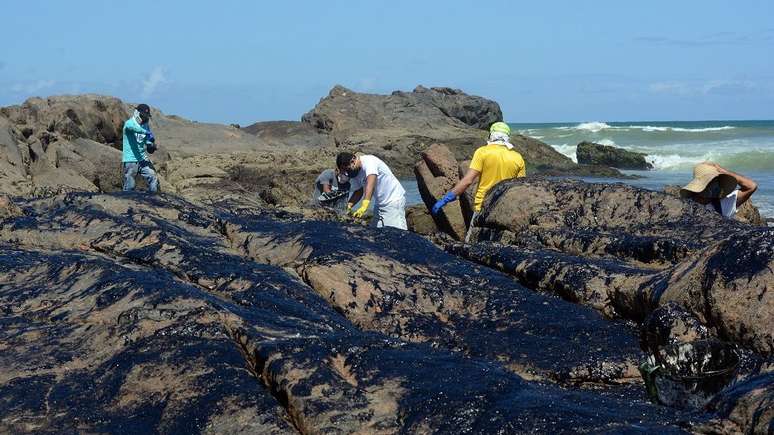 Oceanógrafos, químicos e autoridades estaduais avaliaram o impacto da movimentação da mancha pela costa do Nordeste